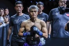 巴特勒坐在替补席为助理教练画战术